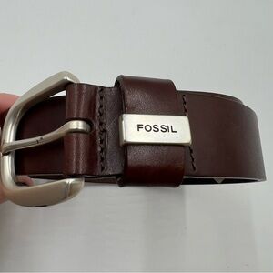 Fossil brown leather 1.25”‎ belt. Will fit waist 32-36. Silver buckle. Preowned